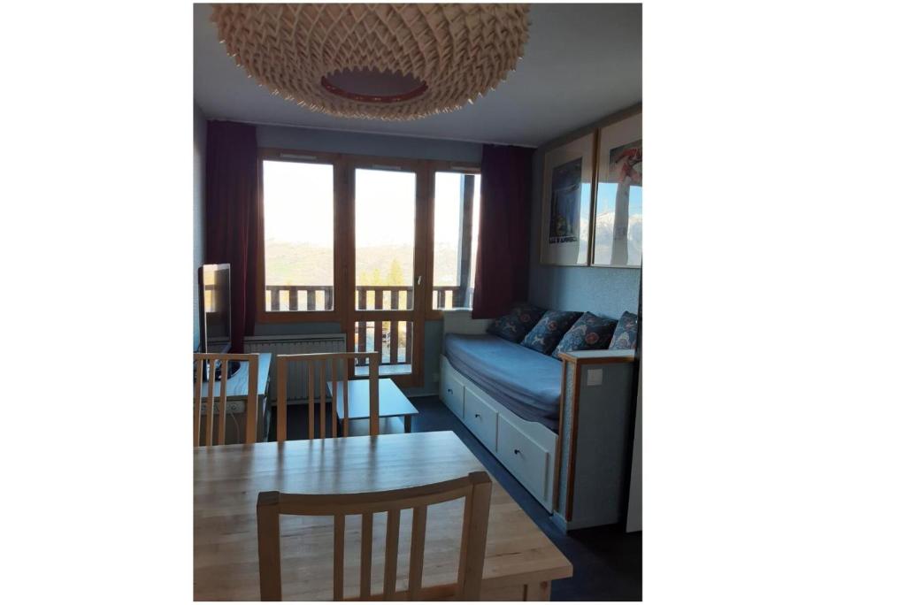 un salon avec un canapé et une table dans l'établissement Résidence Le Hameau du Sauget - maeva Home - Appartement 2 pièces 4 personnes - Budget MAE-0904, à La Plagne Tarentaise