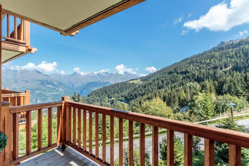 un balcon avec vue sur les montagnes dans l'établissement Résidence Saint-Bernard - maeva Home - Appartement 2 pièces 6 personnes - Sélection MAE-1754, à Arc 1800