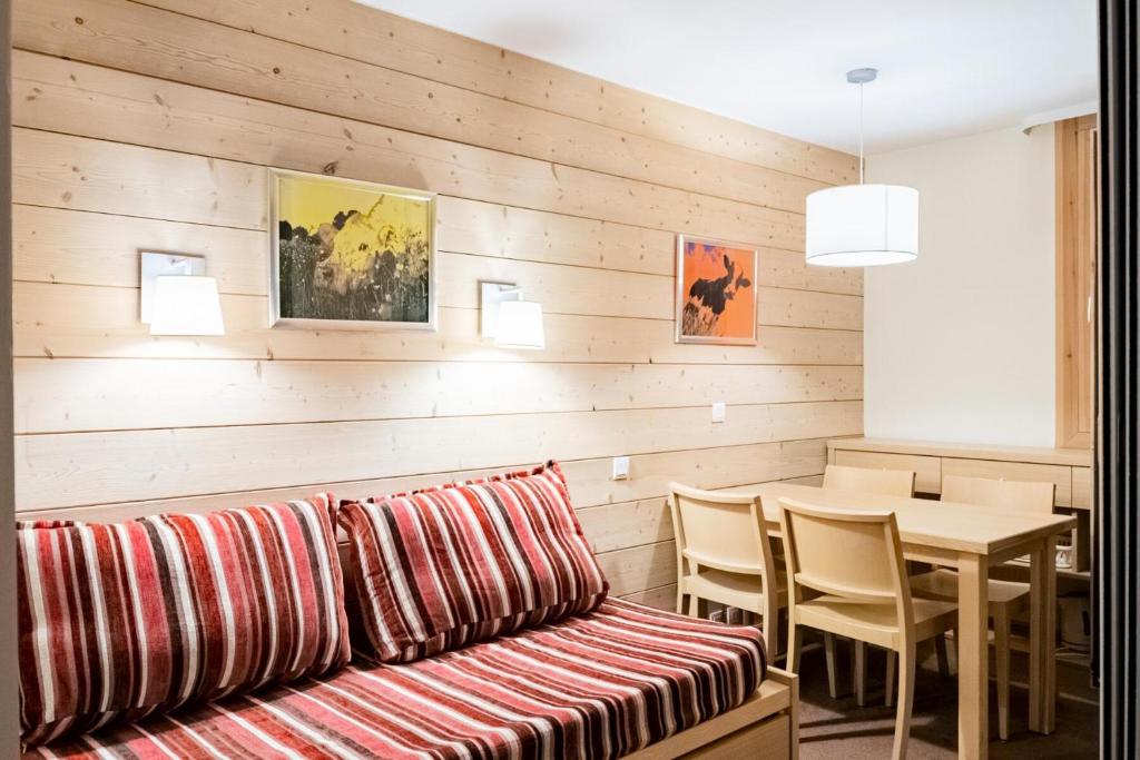 - une salle à manger avec un banc et une table dans l'établissement Résidence Plagne Lauze - maeva Home - Studio 4 personnes - Sélection MAE-3734, à Mâcot La Plagne