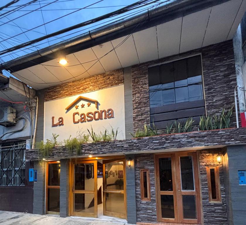 een gebouw met een bord dat la lasagne leest bij Hotel La Casona Iquitos in Iquitos