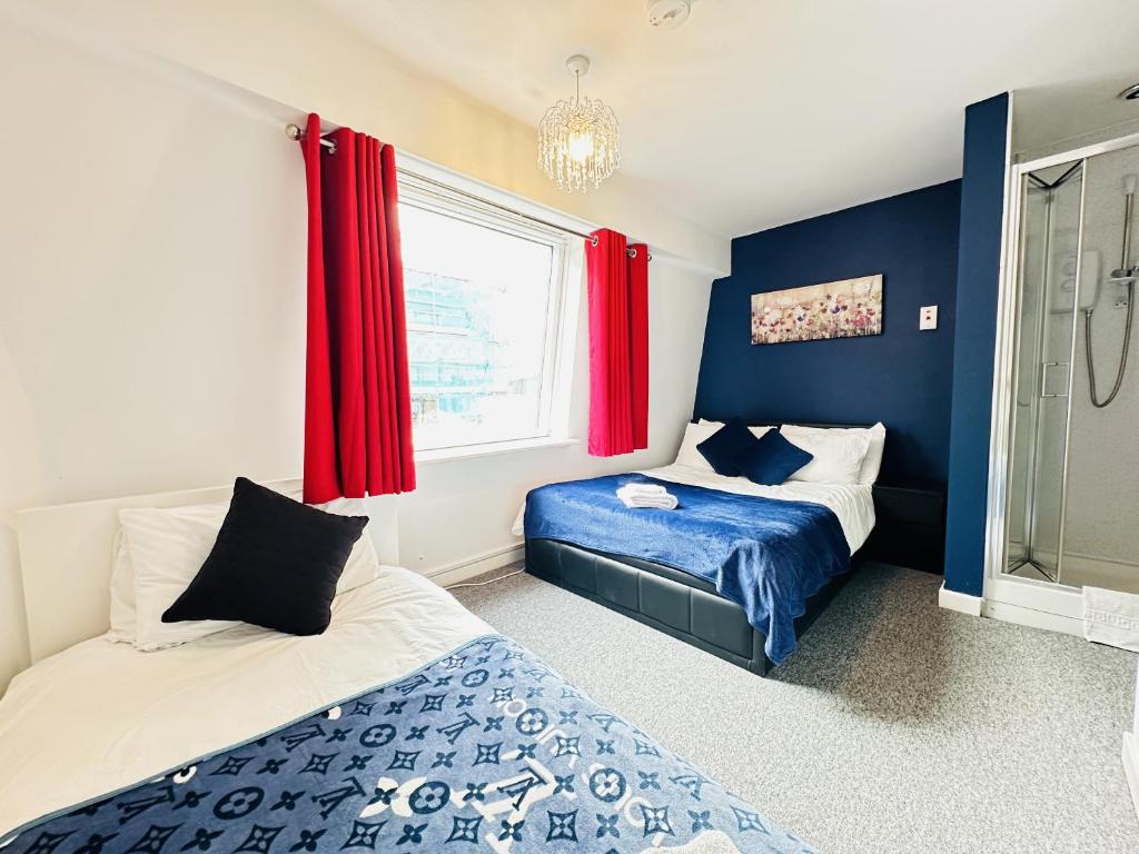 Postel nebo postele na pokoji v ubytování Best location,4-br house,Churchill square car park & sea-2 min, Brighton conference centre 3 min, shops, restaurants, i-360, pier - walking distance