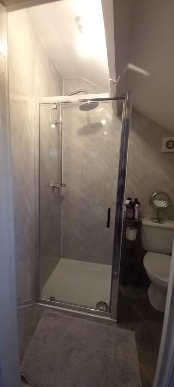 Koupelna v ubytování Serene Homes Sheffield, Private Ensuite Velux Room