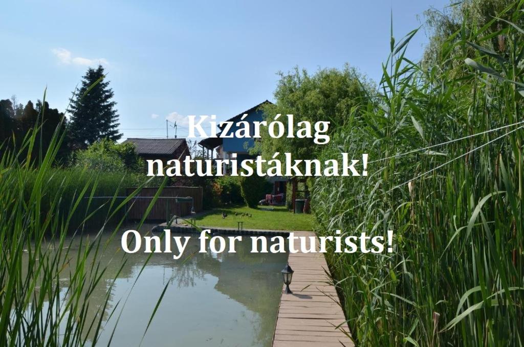 een bord met de tekst kendra kendra matrilikiiki alleen voor naut bij Miklós FKK Naturist Apartment in Szigetszentmiklós