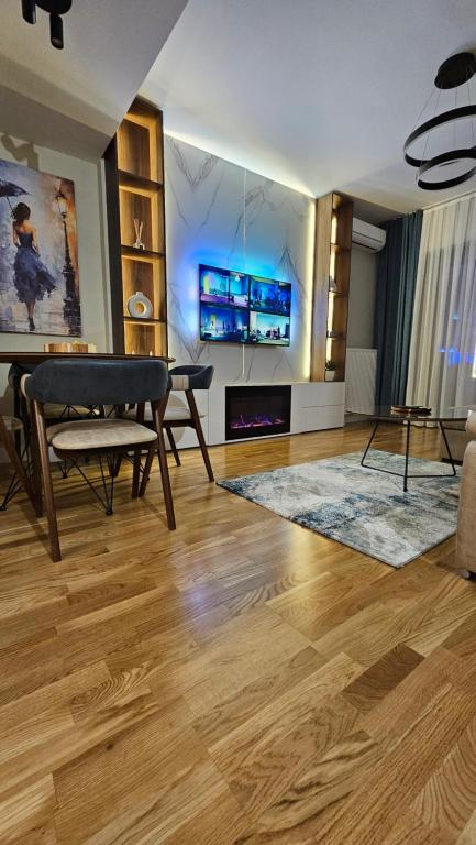 sala de estar con mesa y sofá en Anika Luxury apartment at Diamond center, en Skopje