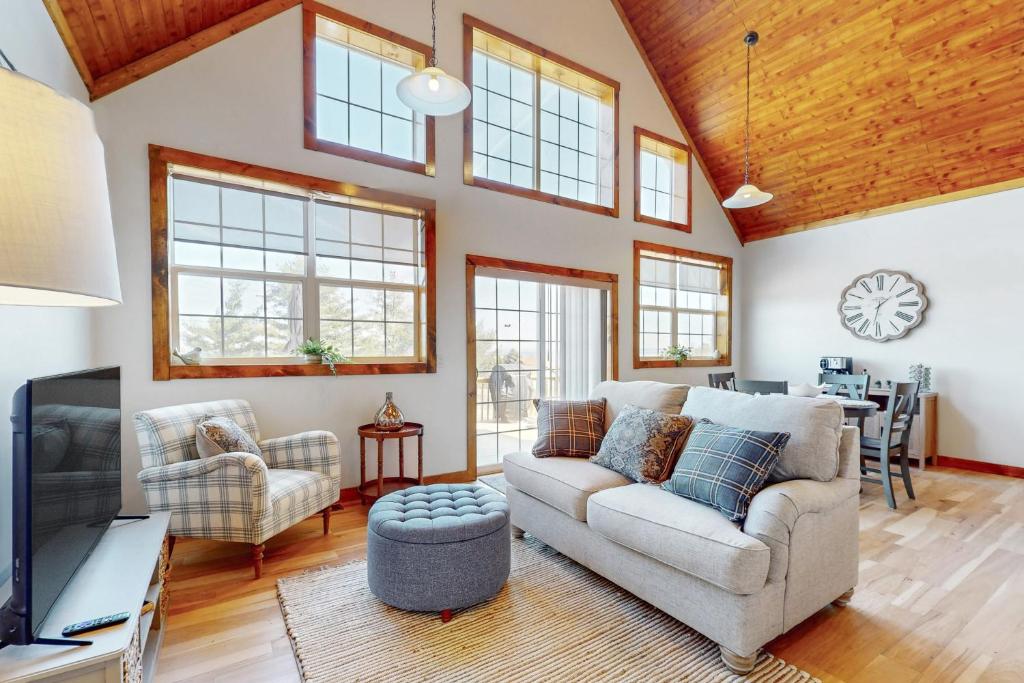 uma sala de estar com um sofá e uma televisão em Vineyard Sanctuary em Penn Yan