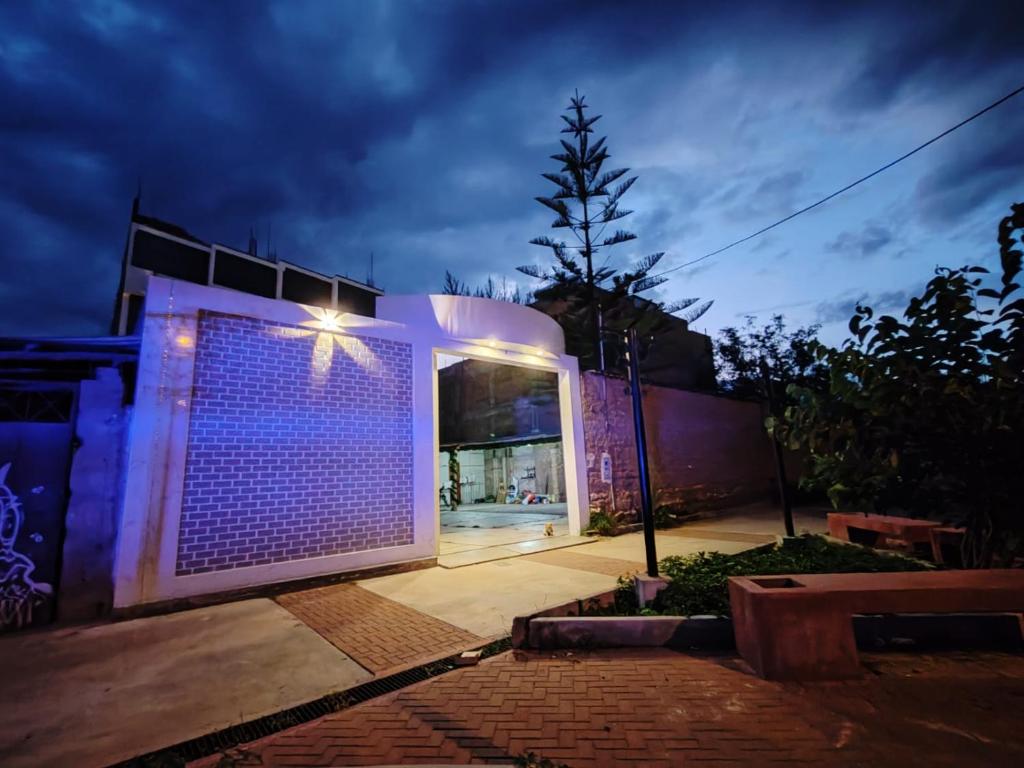 un edificio con una pared azul iluminada en HOTEL PARK SUITES HUANTA, en Huanta