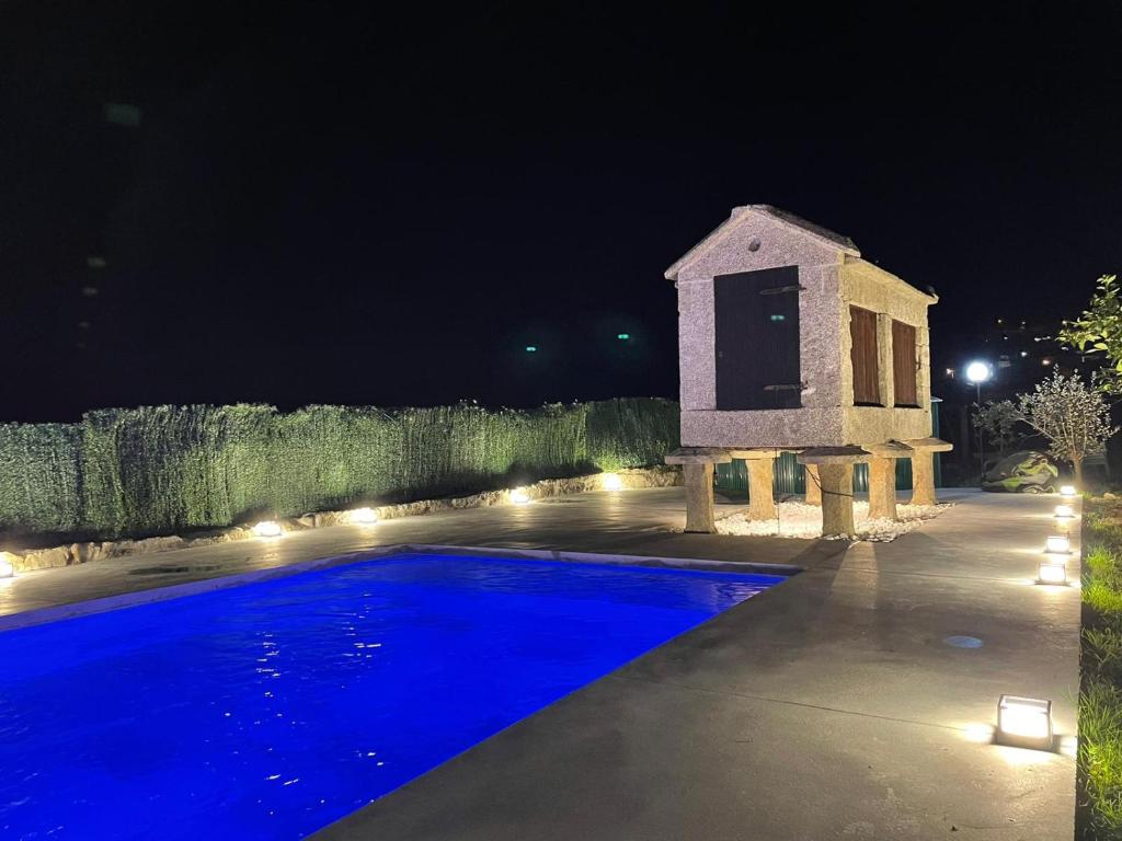 een zwembad in een tuin 's nachts bij Casa Eudosia in Barro