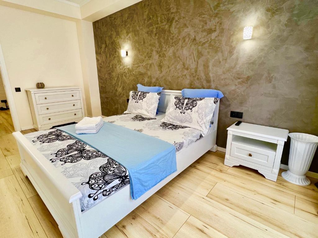 ein Schlafzimmer mit einem Bett und einem Nachttisch in der Unterkunft Apartament Chisinau in Chişinău