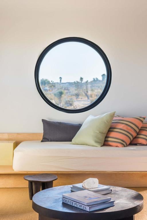 Posezení v ubytování Yucca Hut - Design Forward Oasis Near Joshua Tree