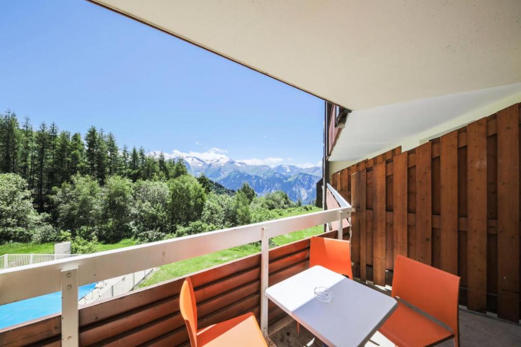 a balcony of a house with a table and chairs at Résidence Les Bergers - maeva Home - Studio Sélection (6 personnes) 38 in LʼHuez