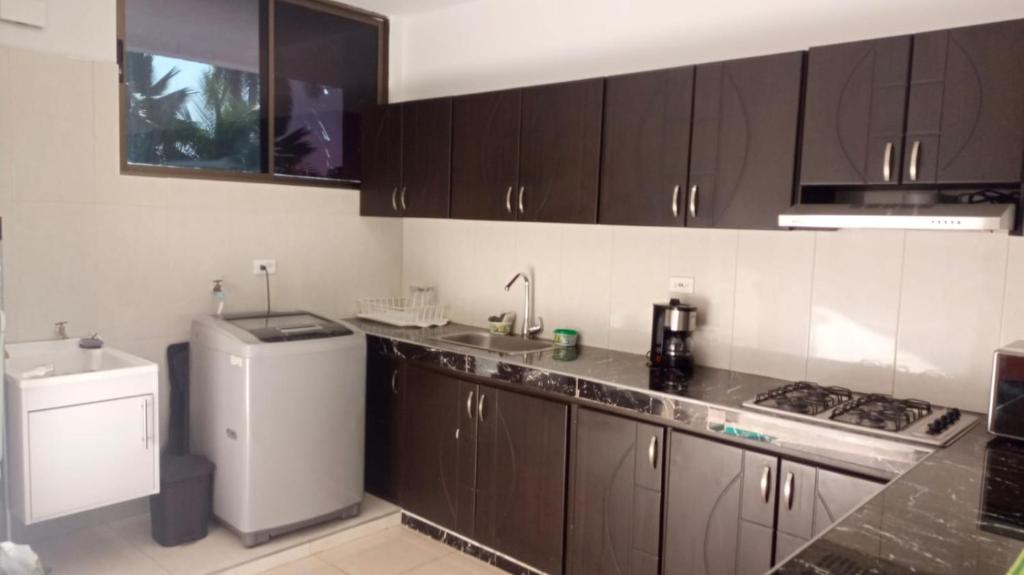Kuchyň nebo kuchyňský kout v ubytování lujoso apartamento