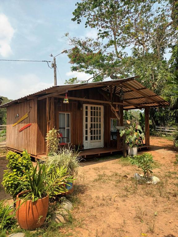 una pequeña casa de madera con porche en Hostal La Cabaña, en Mesetas