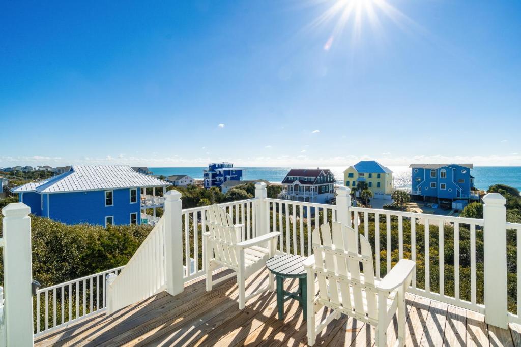 una terraza con 2 sillas y vistas al océano en Coastal Vista - Walk to Emerald Isle Beach!, en Emerald Isle