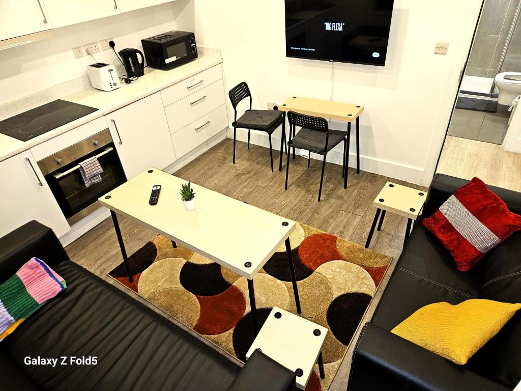 Dapur atau dapur kecil di LONDON SLEEPHOUSE PARTYING Is NOT ALLOWED PLS