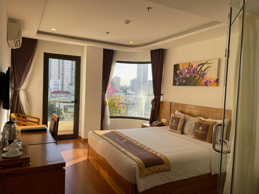 1 dormitorio con cama grande y ventana grande en Rosabella Boutique Hotel en Da Nang