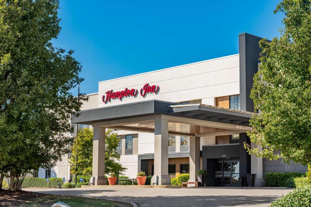 a view of the front of a pharmacy building at Hampton Inn Columbia in Columbia