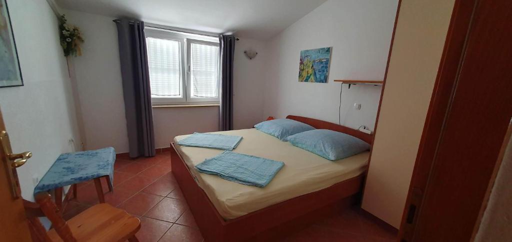 Postel nebo postele na pokoji v ubytování Apartments with a parking space Rab - 14792