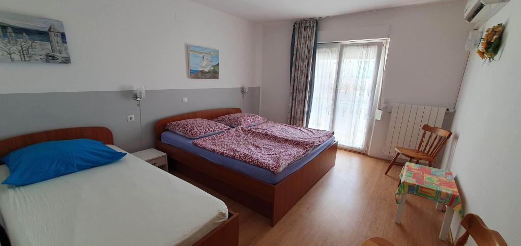 Postel nebo postele na pokoji v ubytování Apartments with a parking space Rab - 14792