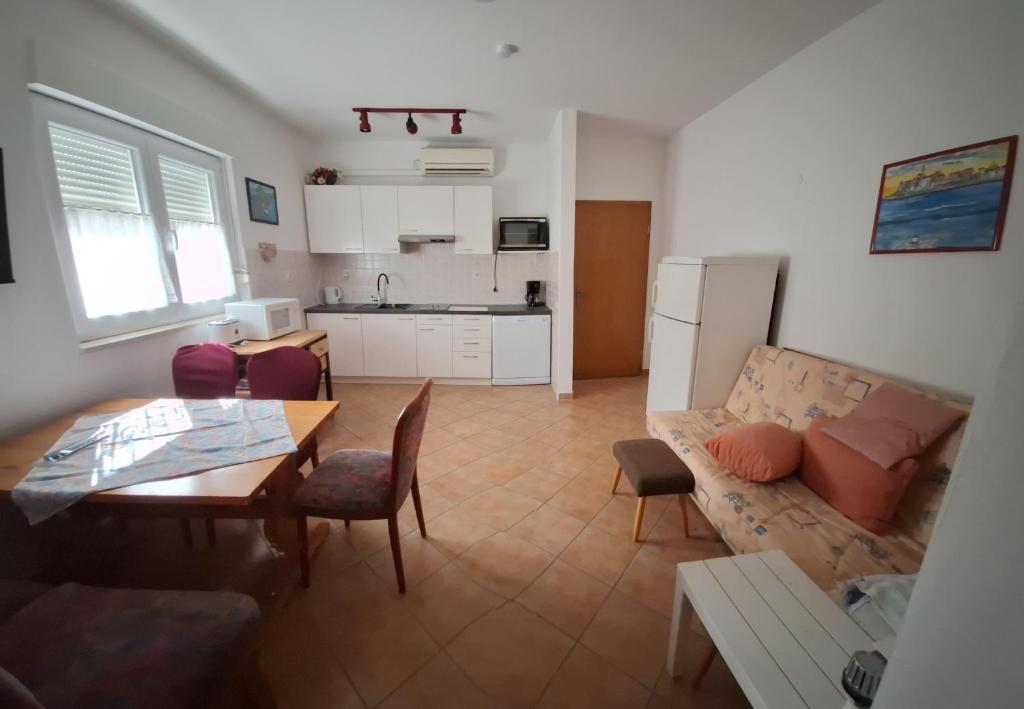 Kuchyň nebo kuchyňský kout v ubytování Apartments with a parking space Rab - 14792