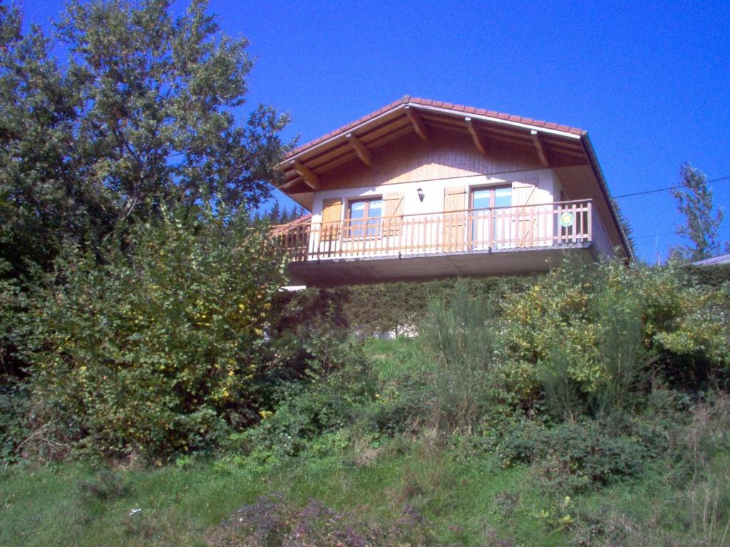 uma casa com uma varanda no topo de uma colina em Gîte Rochesson, 4 pièces, 7 personnes - FR-1-589-167 em Rochesson