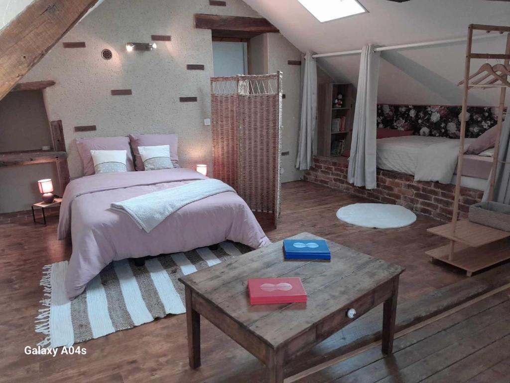 Posteľ alebo postele v izbe v ubytovaní Gîte Rénové avec Jardin Clos et Terrasse - Idéal Familles/Amis, Eure-et-Loir, Proche Nogent le Rotrou - FR-1-581-104