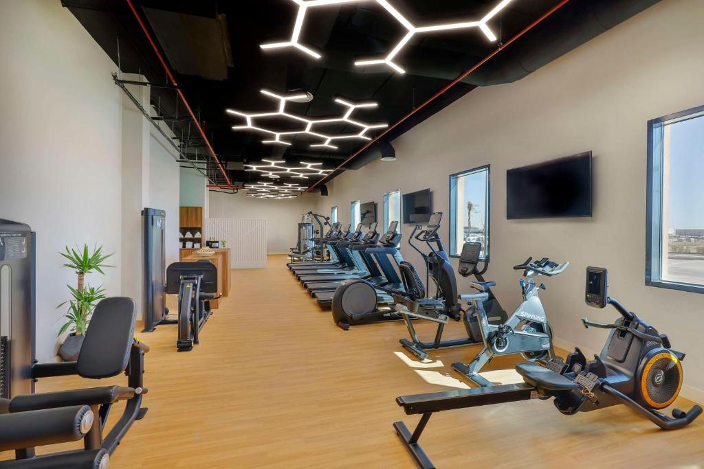 Fitness centrum a/nebo fitness zařízení v ubytování Hampton by Hilton Sharma NEOM Community 1