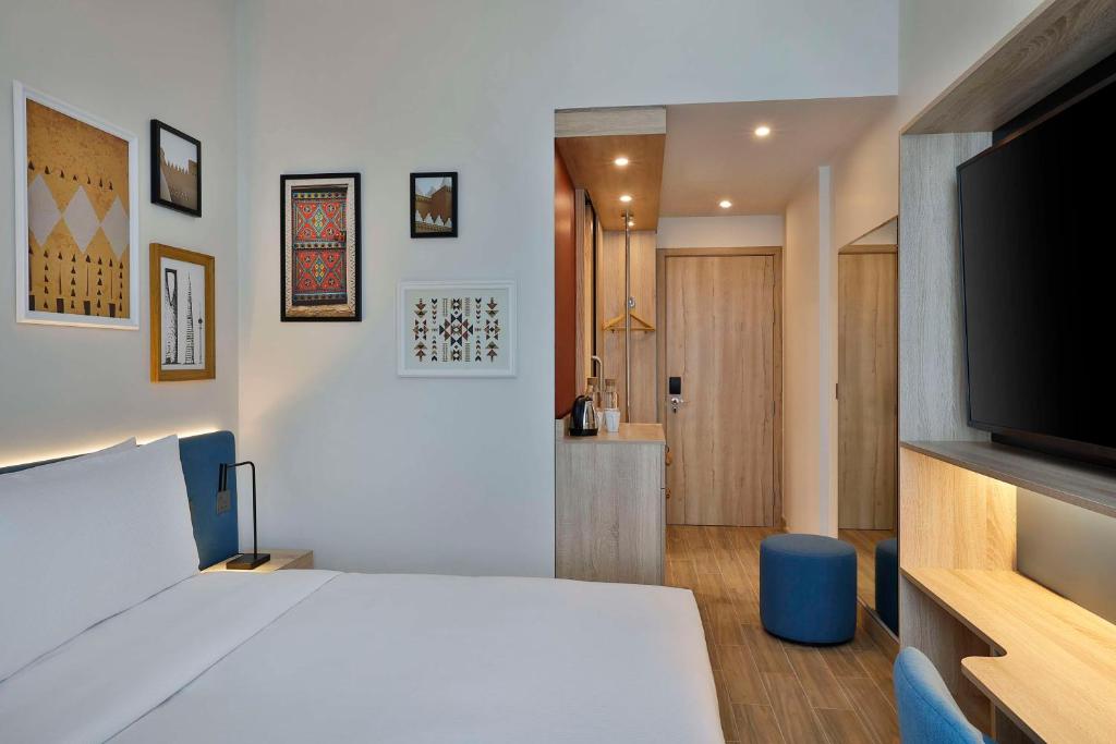 Postel nebo postele na pokoji v ubytování Hampton by Hilton Sharma NEOM Community 1