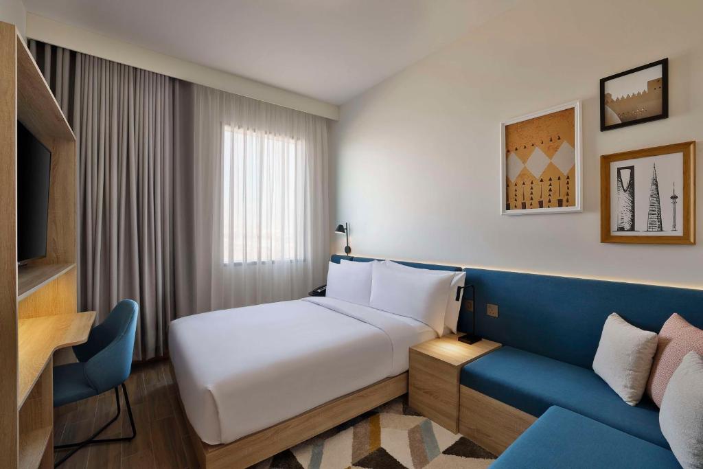 TV a/nebo společenská místnost v ubytování Hampton by Hilton Sharma NEOM Community 1