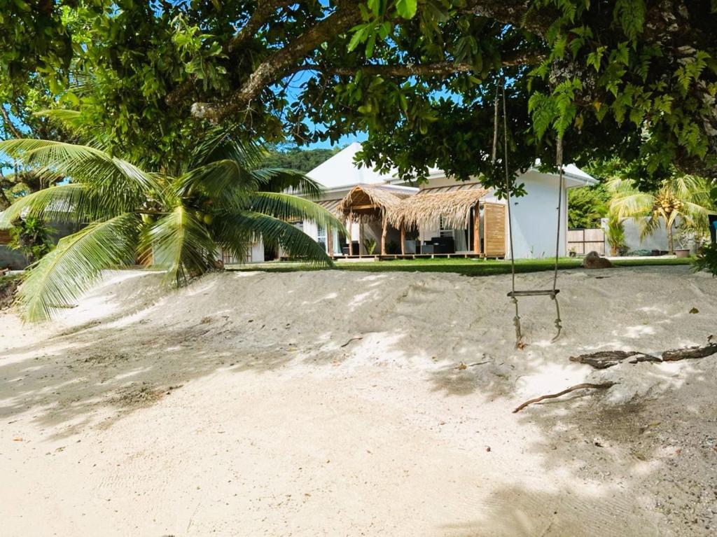 - une balançoire sur la plage en face d'une maison dans l'établissement Bungalow Tiarii, avec accès direct à une plage privée, à Tevaitoa