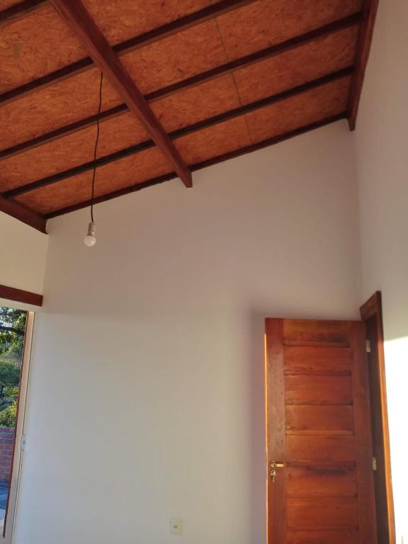 um quarto com um tecto de madeira e uma porta em Casa taipu de dentro em Maraú