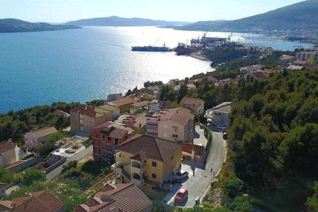 Apartments with parking space Trogir - 22505
