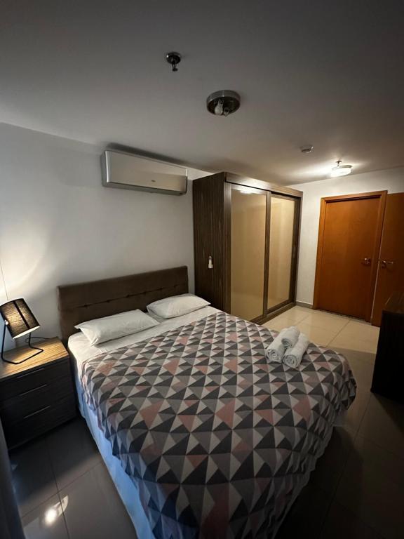 Un dormitorio con una cama con un osito de peluche. en Brisas do Lago - apartamento 4, en Brasilia