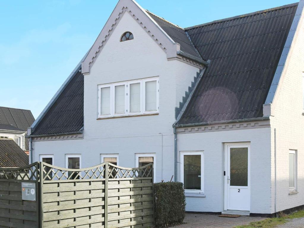 une maison blanche avec un toit noir dans l'établissement Holiday home Hadsund C, à Hadsund