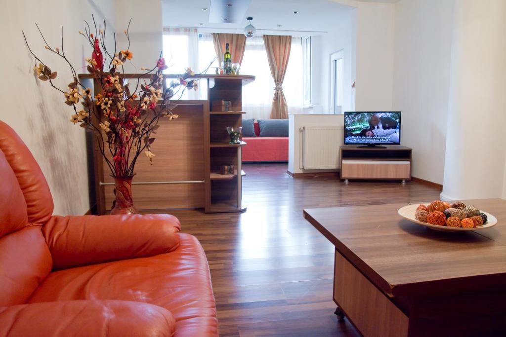 a living room with a couch and a table at Apartament Central Onix in Braşov