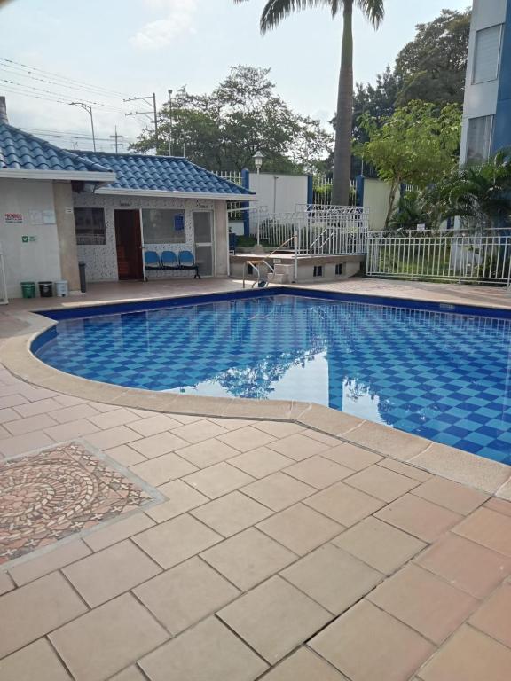 a swimming pool in front of a house at Apartamento cerca estacion de lagos in Floridablanca