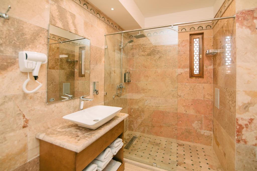 布哈拉的住宿－Istat Boutique Hotel，一间带水槽和淋浴的浴室