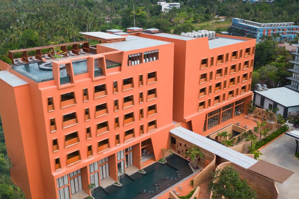 einen Blick über ein orangefarbenes Gebäude in der Unterkunft Hotel Adam Krabi in Ao Nang Beach
