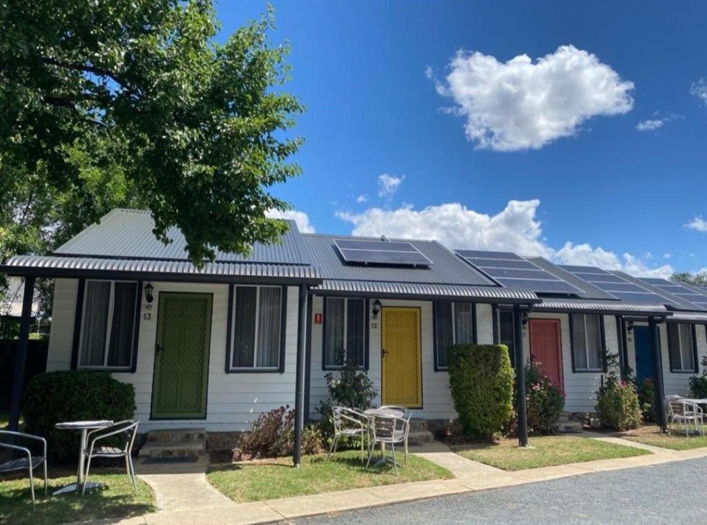 una fila de casas con paneles solares. en Canberra Ave Villas, en Queanbeyan