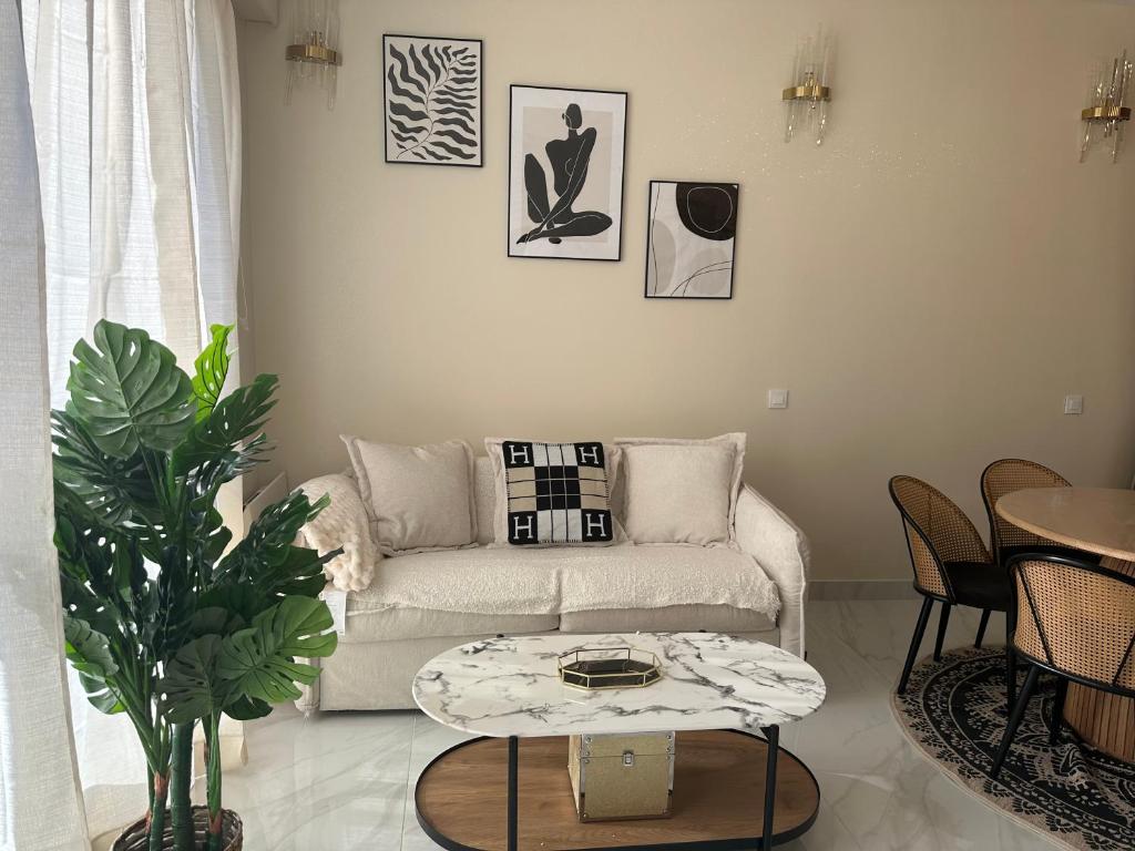 un salon avec un canapé et une table dans l'établissement NEW ÉTOILE Arc de Triomphe renovated March 24, à Paris