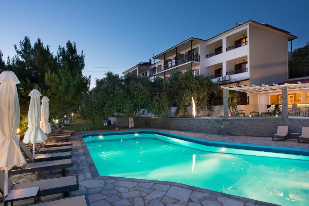 una piscina frente a un edificio en Hotel Villa Natassa en Skala Rachoniou