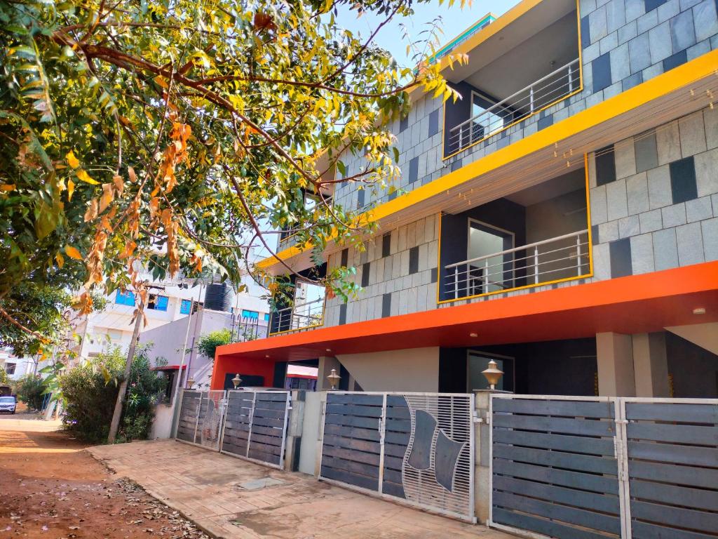 un edificio de apartamentos con una valla delante en Naadi Nest - 2 Bedroom Service Apartment, en Thanjāvūr