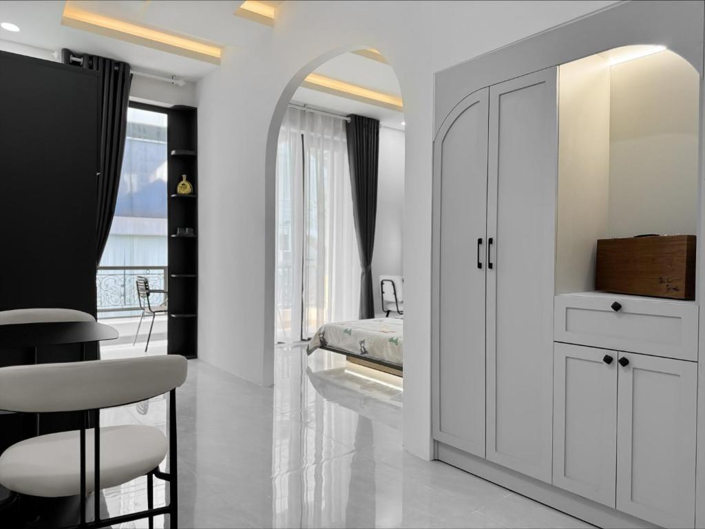 ホーチミン・シティにあるNewhome luxury apartmentの白いベッドルーム(ベッド1台、鏡付)