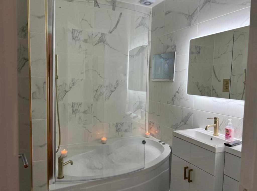 Manhattan Luxury Suites, Bradford Updated 2024 Prices