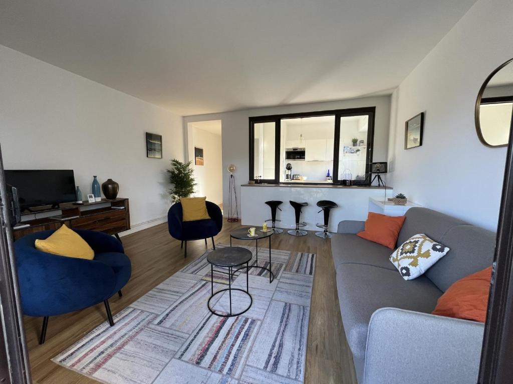 salon z kanapą i stołem w obiekcie Superbe T2 avec balcon et parking, idéalement situé à Arcachon - FR-1-374-200 w Arcachon