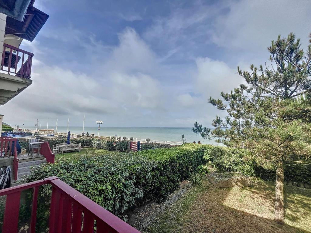 Photo de la galerie de l'établissement Maison Mitoyenne en Front de Mer avec Jardin, Centre de Jullouville, Accès Direct Plage - FR-1-361-472, à Jullouville
