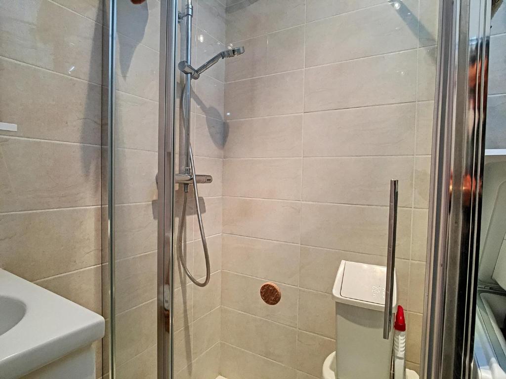 Kúpeľňa v ubytovaní Appartement Climatisé avec Cabine et Parking Privé, à Deux Pas de la Plage, WiFi Inclus - FR-1-715-7