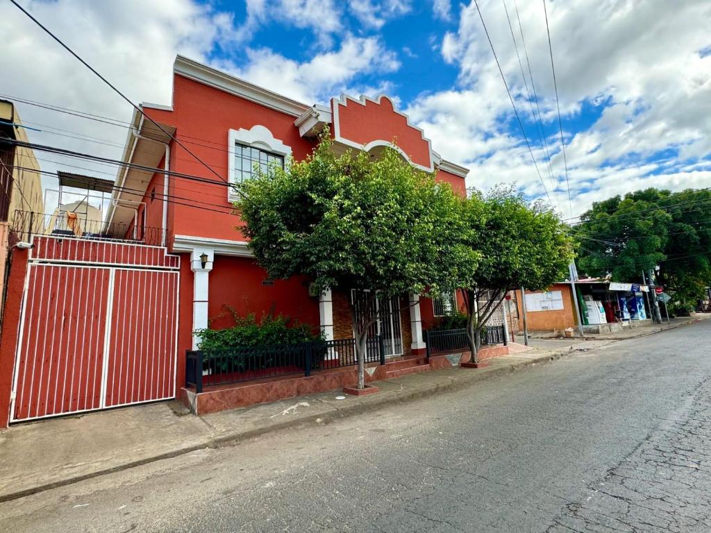 czerwony dom po stronie ulicy w obiekcie Villalobos Hotel Managua w mieście Managua