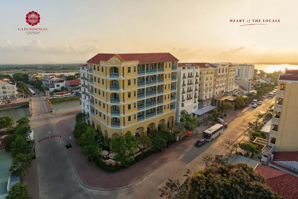 uma vista geral de um edifício numa cidade em Little Residence- A Boutique Hotel & Spa em Hoi An
