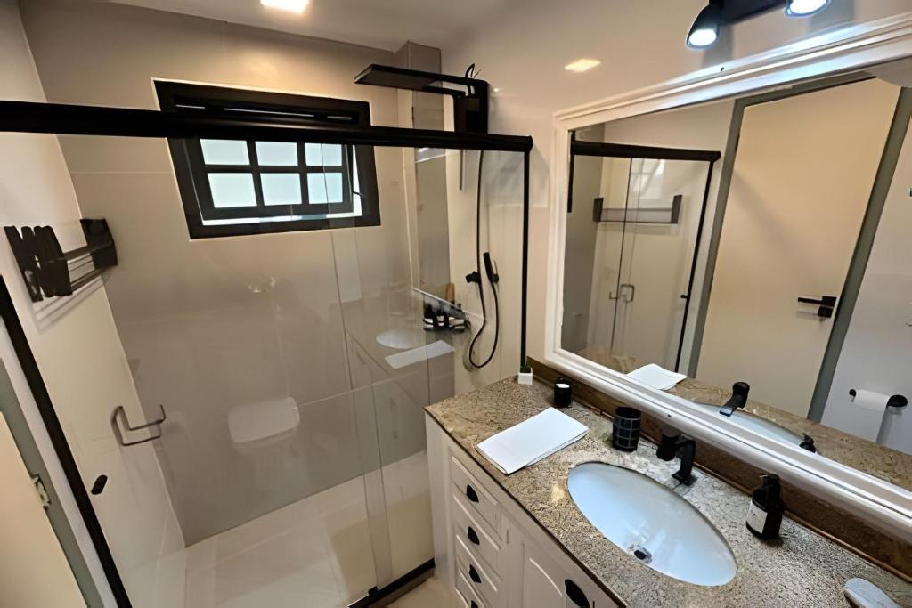 Um banheiro em Flat Âncora Confortável Duplex a Beira mar