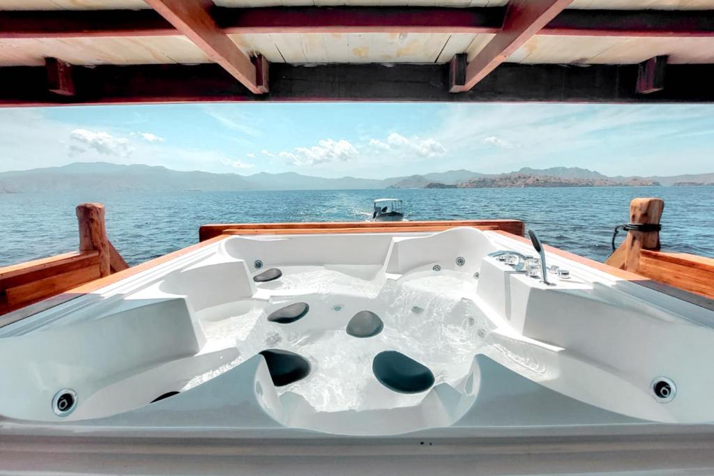a bath tub on a boat in the water at Phinisi Open Trip Komodo 3 days 2 Night in Limbung